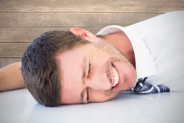 Empresário stressado batendo com a cabeça — Fotografia de Stock