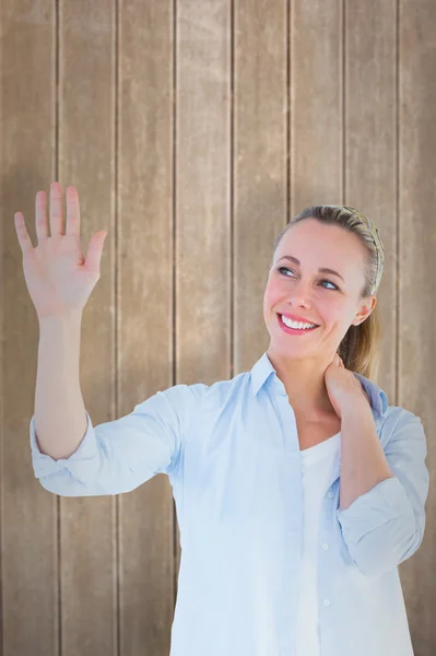 Blond kobieta z ręką uniesioną do góry — Zdjęcie stockowe