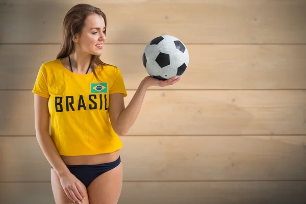 Mooi meisje in een bikini en brasil tshirt — Stockfoto