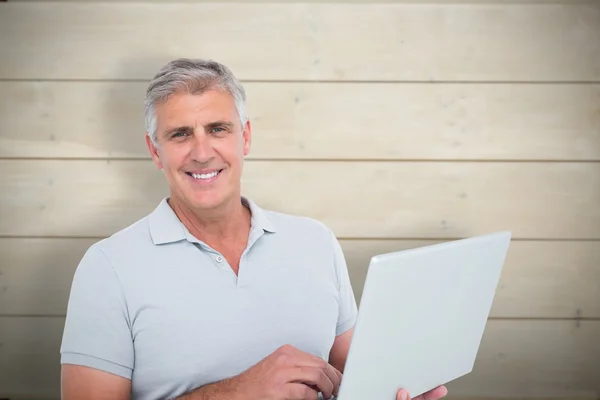 Casual man met behulp van een laptop — Stockfoto