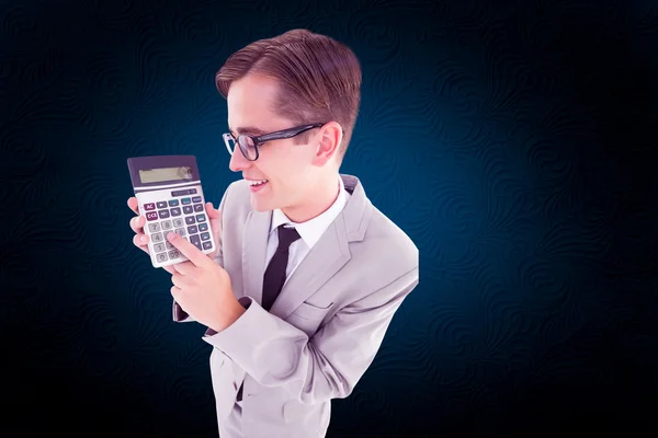 Geeky sorridente empresário mostrando calculadora — Fotografia de Stock