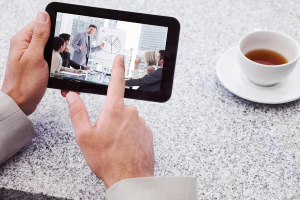 Affärsman med liten tablett vid bord — Stockfoto