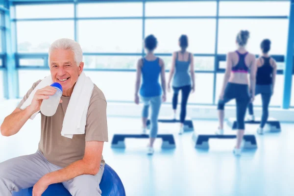 Senior trinkt aus Wasserflasche — Stockfoto