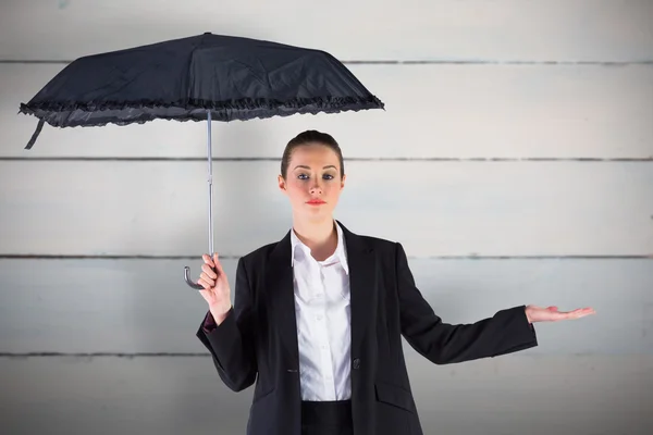 Femme d'affaires tenant un parapluie noir — Photo