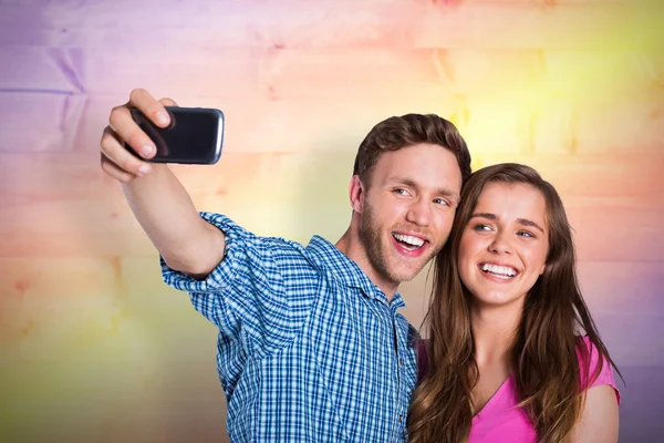 Para selfie biorąc z inteligentny telefon — Zdjęcie stockowe