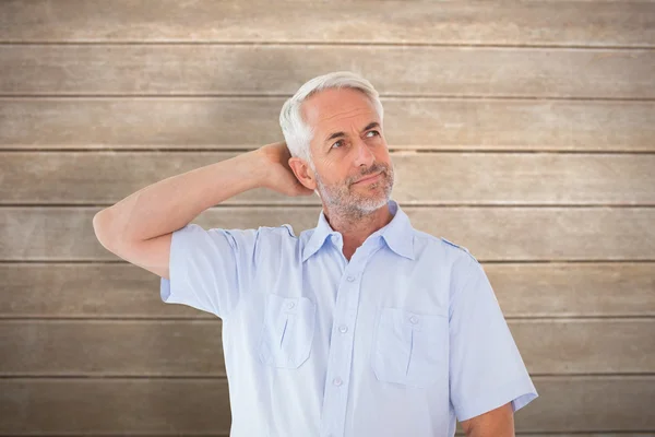 Man poserar med handen bakom huvudet — Stockfoto