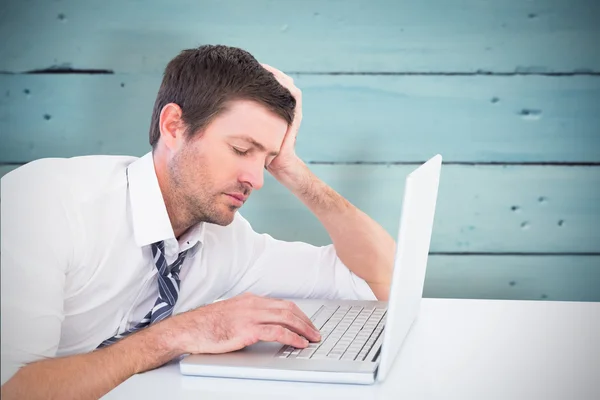 Hombre de negocios enfocado trabajando en su computadora portátil — Foto de Stock