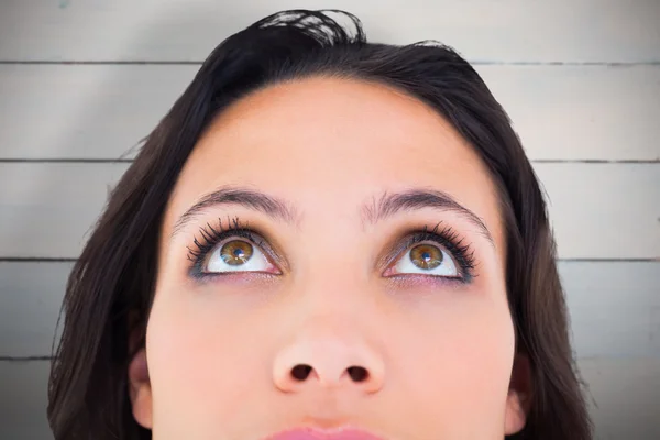 Pretty brunette looking up thoughfully — Stock Photo, Image