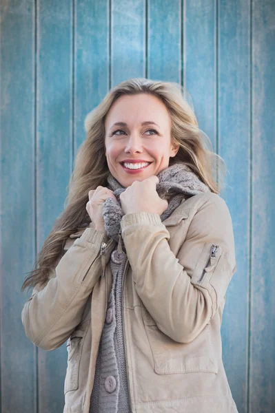 Smiling blonde against wooden planks — Stock Photo, Image