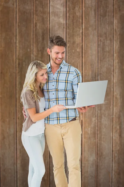 Paar steht und nutzt Laptop — Stockfoto
