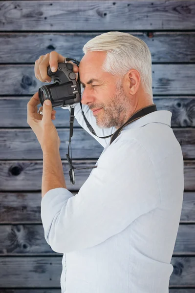 Людина робить фото на цифровій камері — стокове фото