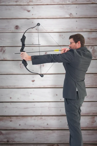 Geschäftsmann schießt mit Pfeil und Bogen — Stockfoto