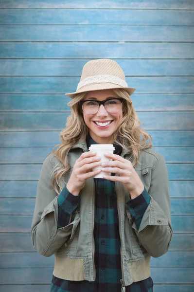 Mooie blonde tegen houten planken — Stockfoto