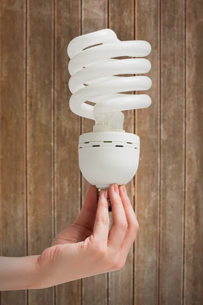 Hand hält energieeffiziente Glühlampe — Stockfoto