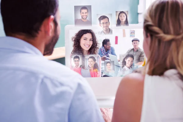 Colegas mirando el ordenador — Foto de Stock