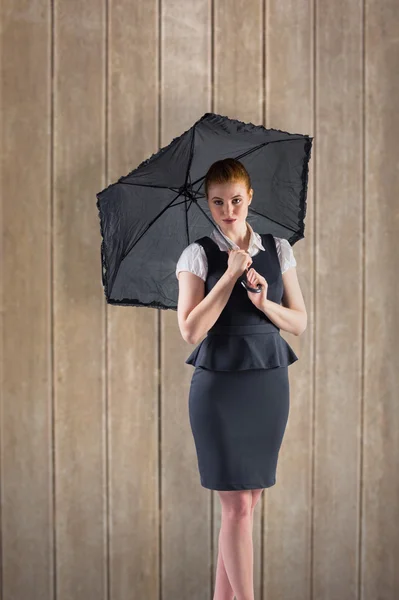 Pelirroja mujer de negocios sosteniendo paraguas —  Fotos de Stock