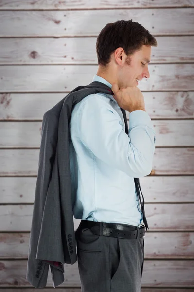 Leende affärsman håller sin jacka — Stockfoto