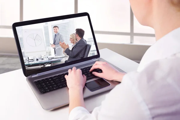 Zakenvrouw met behulp van haar laptop — Stockfoto