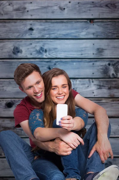 Pareja tomando selfie con teléfono inteligente — Foto de Stock
