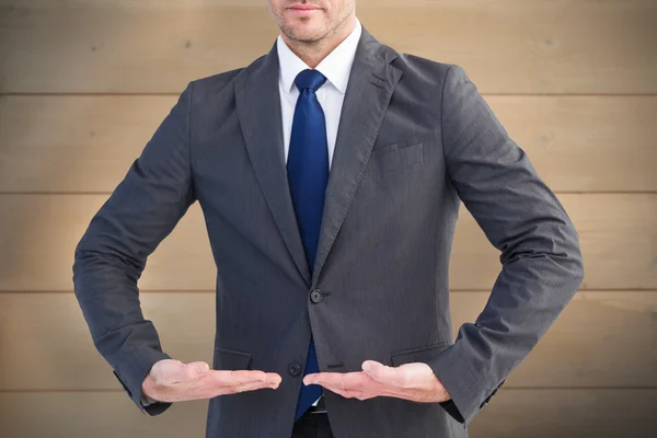 Geschäftsmann präsentiert Produkt mit der Hand — Stockfoto