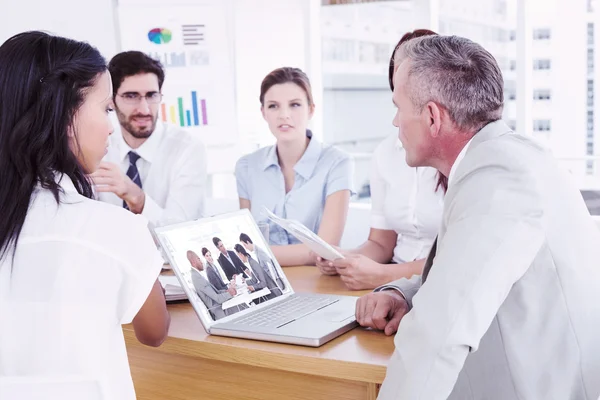 Empresarios despreciando un plan presupuestario — Foto de Stock