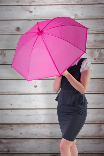 Pelirroja mujer de negocios sosteniendo paraguas — Foto de Stock