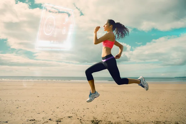 Gesunde Frau joggt am Strand — Stockfoto