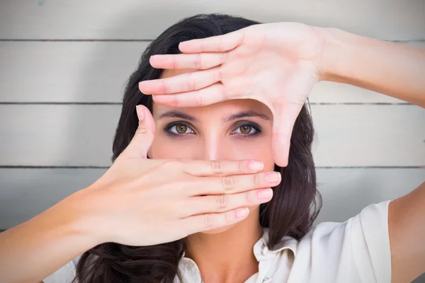 Mooie brunette glimlachen op camera — Stockfoto