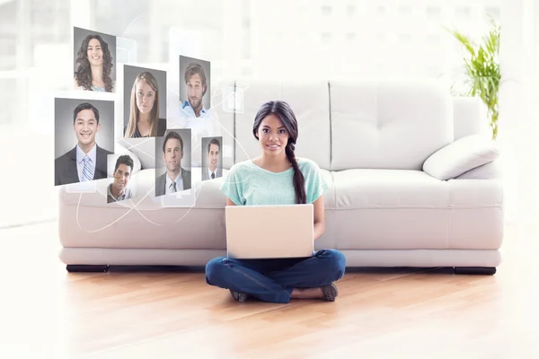 Menina bonita sentada no chão usando laptop — Fotografia de Stock