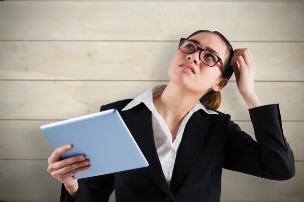 Pensando mujer de negocios mirando tableta pc — Foto de Stock