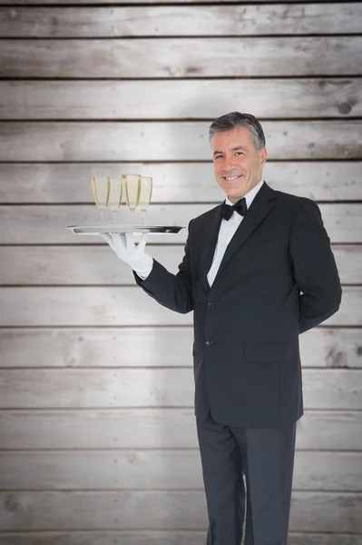 Kellner steht mit Tablett Champagner — Stockfoto