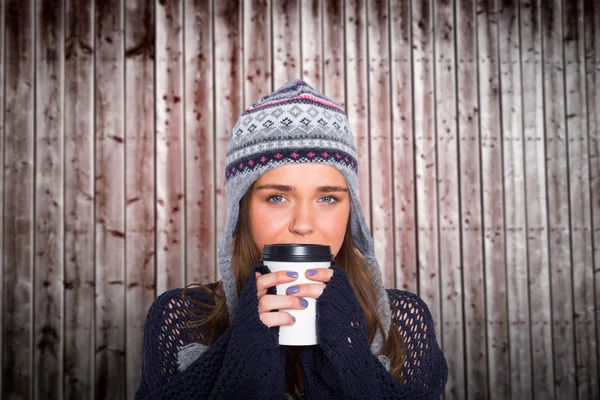 Vrouw in warme kleding drinken koffie — Stockfoto