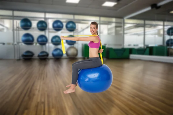 Fitte Frau trainiert auf Fitnessball — Stockfoto