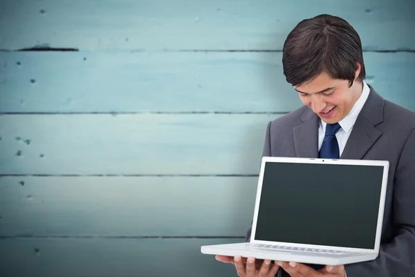 Venditore che mostra schermo del computer portatile — Foto Stock