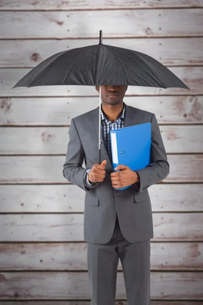 Podnikatel, stojící pod deštníkem — Stock fotografie