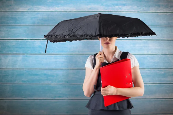 Femme d'affaires rousse tenant parapluie — Photo