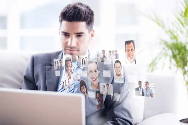 Jonge zakenman zittend op de Bank — Stockfoto