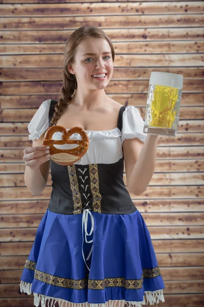 Oktoberfest menina segurando cerveja e pretzel — Fotografia de Stock