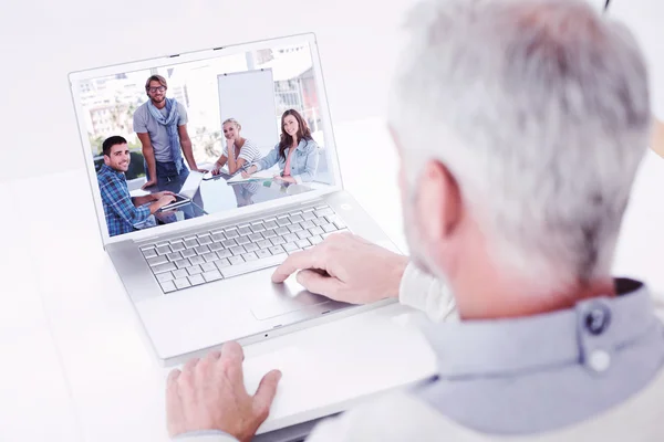 Team trifft sich und lächelt in die Kamera — Stockfoto