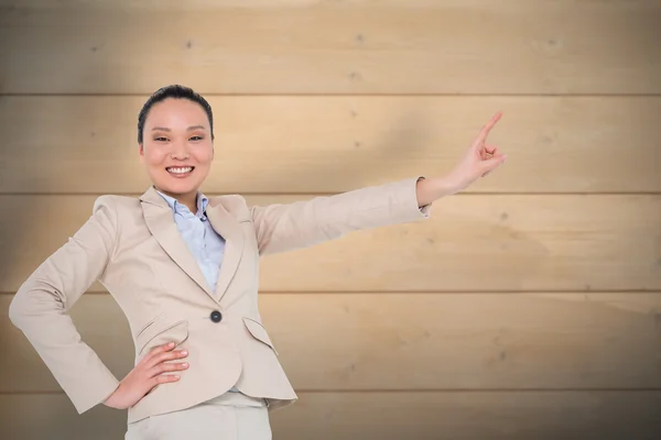 Sonriente asiático mujer de negocios señalando — Foto de Stock