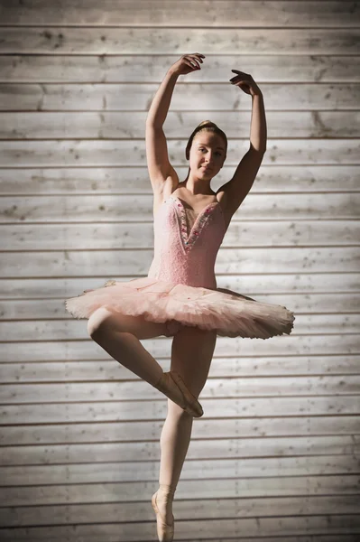 Hübsche Ballerina tanzt — Stockfoto