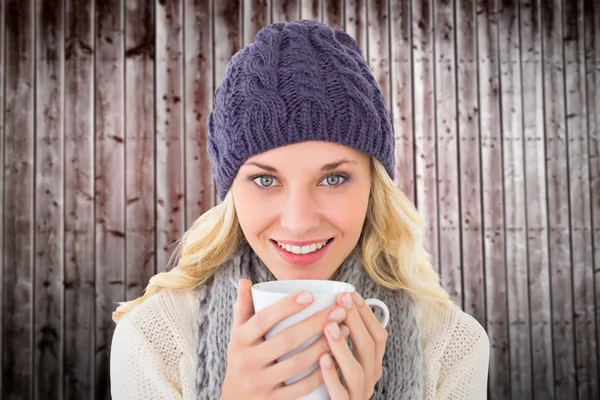 Loira no inverno moda segurando caneca — Fotografia de Stock