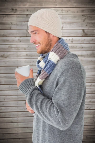 Muž v módě zimě drží hrnek — Stock fotografie