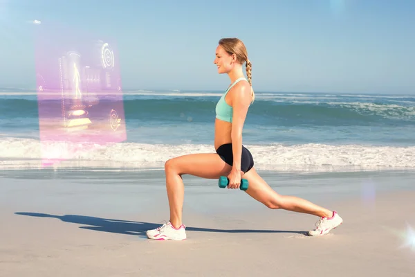 Fit femme faire des fentes pondérées sur la plage — Photo