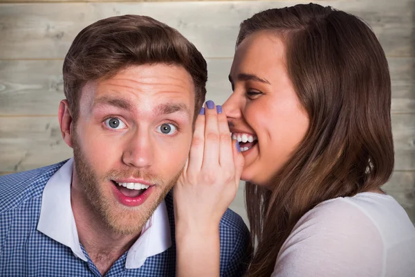 Vrouw geheim in vrienden oor fluisteren — Stockfoto