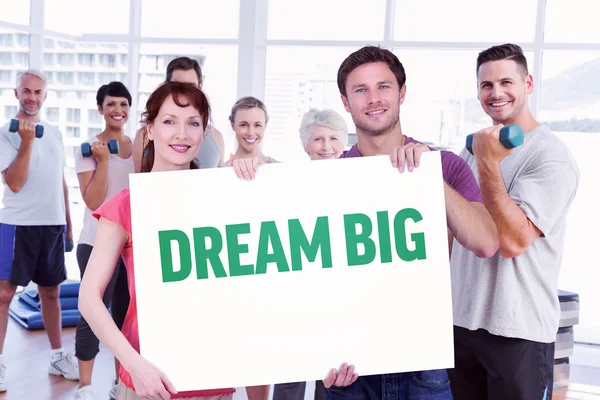 Par med skylt mot dream big — Stockfoto