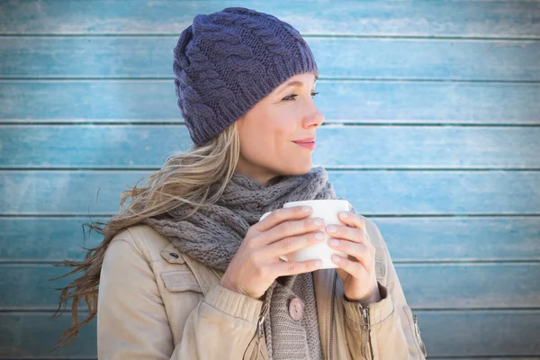 Jolie blonde avec une tasse — Photo