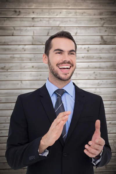 Homme d'affaires debout et applaudissements — Photo