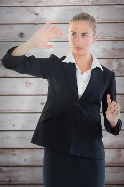 Geschäftsfrau zeigt irgendwo hin — Stockfoto