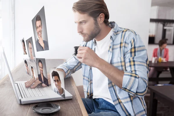 Hombre casual usando portátil bebiendo espresso —  Fotos de Stock